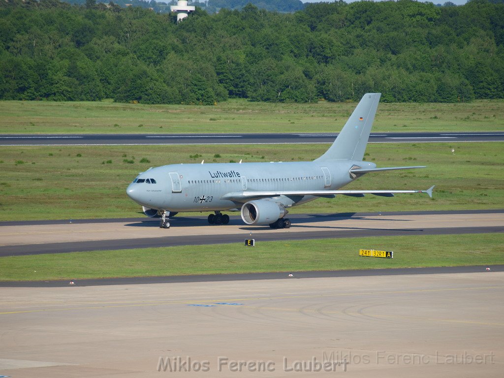 Lufthansa Airbus A 380 zu Besuch Flughafen Koeln Bonn P064.JPG